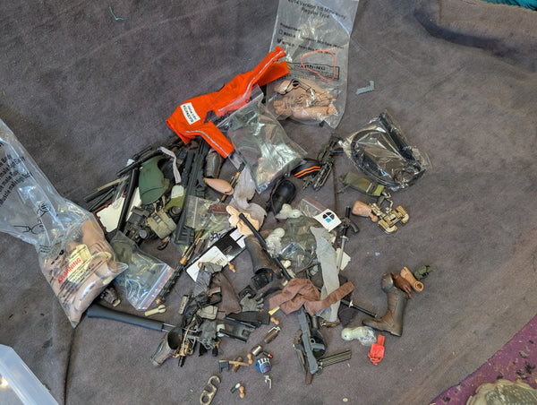 1/6 CLOTHING AND ACCESSORY LOT