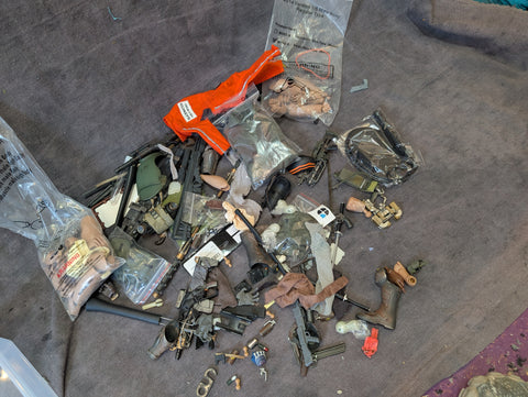 1/6 CLOTHING AND ACCESSORY LOT