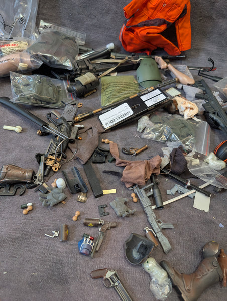 1/6 CLOTHING AND ACCESSORY LOT
