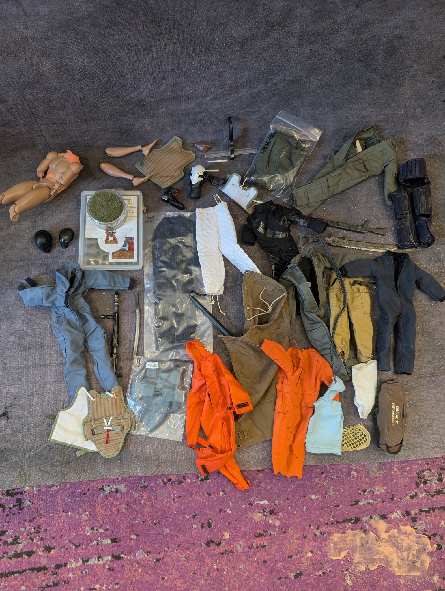 1/6 LOT OF CLOTHES AND PARTS