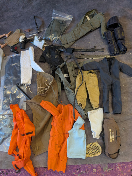 1/6 LOT OF CLOTHES AND PARTS