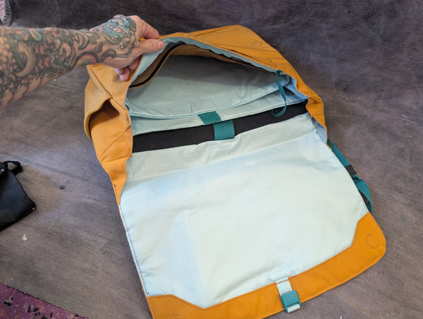 COTOPAXI MESSENGER BAG