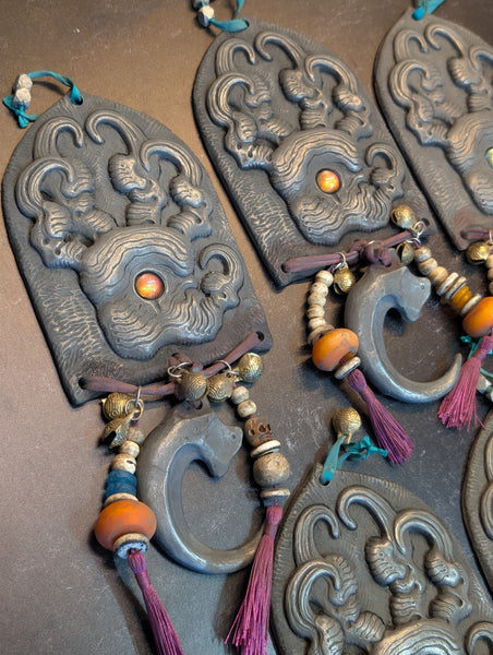 WARDING PAW COLD CAST IRON WALL TALISMAN ( BASIC VERSION)