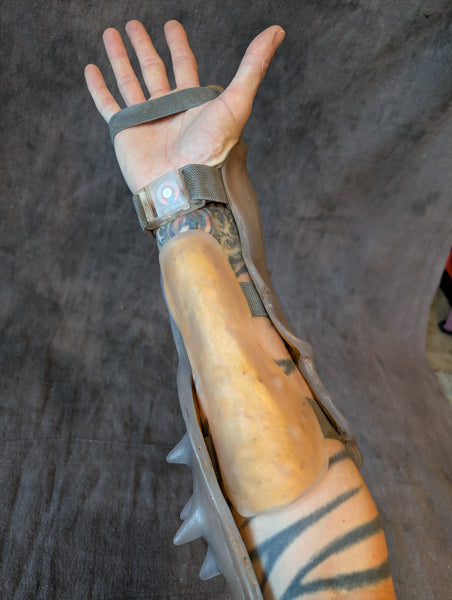 LARGE ALIEN SPIKE BRACER BLANK CAST
