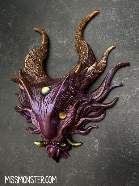 PAINTED WATCHING BEAST WALL PLAQUE