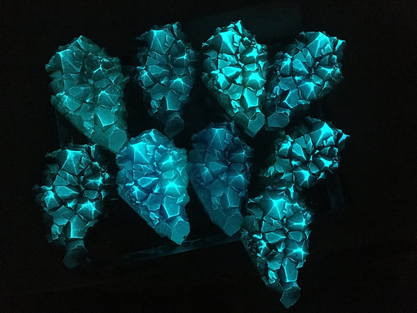 LARGE CRYSTAL CLUSTER- GLOW IN THE DARK